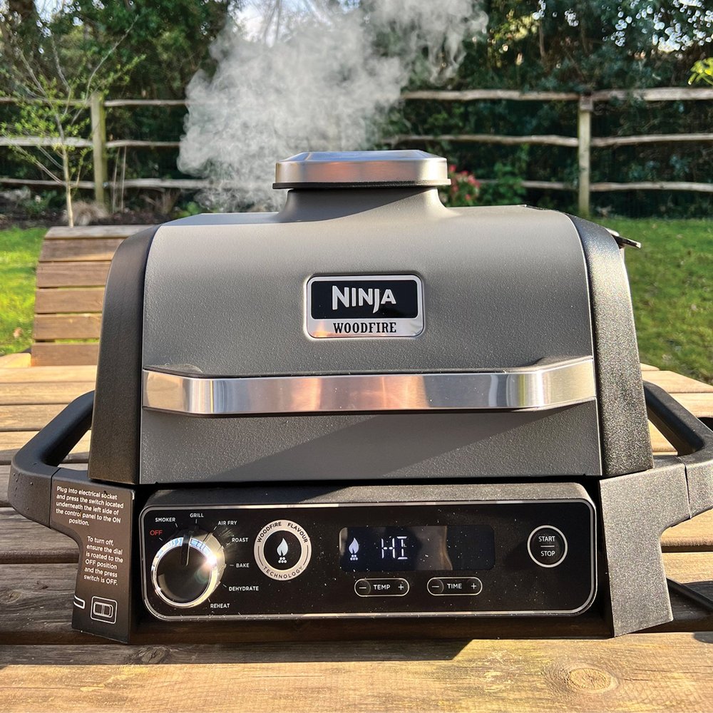 Le Ninja Woodfire: Un Barbecue Électrique Innovant avec Fumoir Intégré